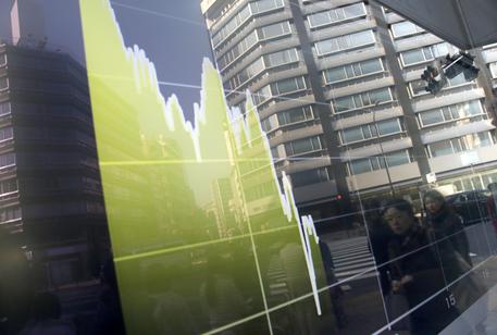 Redazione di Operai Contro, i servi dei padroni della stampa e della TV, continuano a dire cazzate. La borsa si riprende,la borsa fa l’altalena, Renzi ha detto l’Italia non è l’epicentro. Il capitalismo è in crisi I leccaculo temono di perdere la percentuale sulla rapina agli operai che passa loro i padroni. Non fanno in tempo a leccare la merda che gli arriva altra merda da leccare Oggi Milano precipita Un lettore Cronaca ANSA L’Europa viene messa sotto pressione con vendite che colpiscono in particolare i titoli finanziari. Maglia nera tra i listini quello di Milano (-5,2%) dove le […]