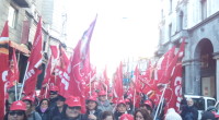 Redazione di Operai Contro, Oggi hanno scioperato i lavoratori della ristorazione. Migliaia di lavoratori hanno partecipato alla manifestazione a Milano che da piazza della Scala ha raggiunto la prefettura sfilando per le vie del centro. Molti di più sarebbero scesi in piazza se non fossero stati precettati da scuole e ospedali oppure se non fossero stati terrorizzati da direttori che si sentono sempre più forti grazie alle nuove norme sul lavoro. Da oltre 30 mesi è scaduto il contratto nazionale e non ci sono stati quindi adeguamenti salariali a fronteggiare l’innalzamento dei prezzi. I mancati adeguamenti salariali per alcune […]