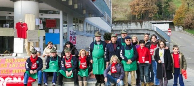 Redazione di Operai Contro, 70 giorni di presidio della fabbrica contro l’annuncio di 243 licenziamenti su 500 operai. Ora padrone,sindacalisti,politici hanno trovato un accordo per inculare gli operai. L’accordo prevede degli esuberi e cassa integrazione. Agli operai danno il voto nel referendum, cioè l’inculata. Gli esuberi sono licenziamenti. La cassa integrazione sono licenziamenti differiti. I sindacalisti sono dei venduti. Operai quando la smetteremo di essere sopraffatti da questi accordi che vanno bene solo all’aristocrazia operaia? Un operaio SAECO dal fatto La firma è arrivata all’alba di venerdì 5 febbraio, quando erano da poco passate le 4,30, alla fine di […]