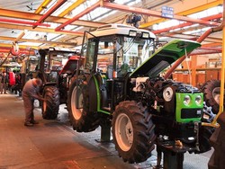 Dopo le assemblee della settimana scorsa, il 25 e 26 gennaio si è svolto il referendum per l’approvazione dell’ipotesi di accordo per il rinnovo del contratto aziendale della Same di Treviglio, presidio storico della Fiom più radicale e combattiva. In un’epoca di crisi della partecipazione e di ritirata sindacale, i dati sul voto alla Same parlano meglio di tante parole. Su una media di 1.020 presenti, hanno votato 925 lavoratori (praticamente tutti!) e il 93% ha detto sì, approvando in massa l’accordo (865 sì e 53 no).La Same è una roccaforte della Fiom (meno di un mese fa, le […]