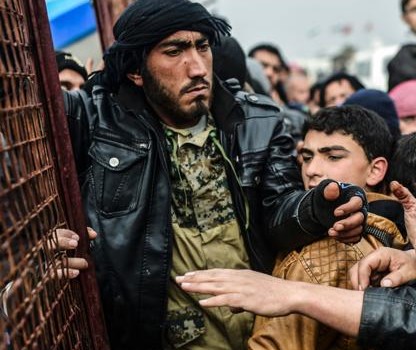 Redazione di Operai Contro, in Siria è in atto una guerra. I padroni occidentali e i padroni Russi massacrano i civili siriani. I curdi continuano a fare i mercenari di chi li paga meglio Un lettore CRONACA DALLA STAMPA giordano stabile inviato a beirut La Turchia parla di politica delle «porte aperte» nei confronti dei profughi in fuga da Aleppo che si stanno ammassando alla sua frontiera. Ma in realtà i siriani restano dall’altra parte del confine, dove Ankara si prepara a costruire un’immensa tendopoli e a creare una «zona cuscinetto umanitaria». Il tutto mentre l’esercito di Bashar al-Assad, […]