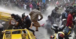 Di Matteo Miavaldi tratto da http://www.eastonline.eu/ In India sta succedendo qualcosa di molto, molto preoccupante, e sta succedendo sotto gli occhi di tutti. Le commistioni tra forze dell’ordine, governo di destra e amministrazioni universitarie si fanno ogni giorno più palesi, mostrando quello che sembra un piano ben preciso: sradicare il dissenso dal luogo designato per eccellenza al dibattito, anche estremo utilizzando la polizia e le denunce come deterrente contro la libera espressione del pensiero all’interno dei campus universitari. Oggi il braccio di ferro tra gli studenti e le autorità ha toccato un nuovo punto di non ritorno: il ministero degli […]