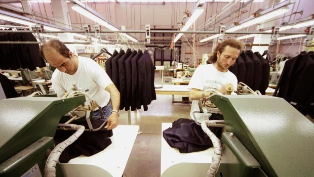 dalla Stampa del 16 febbraio walter passerini Lo sapevamo, ma quando escono i dati suscitano sempre qualche fastidio. Le retribuzioni d’ingresso dei lavoratori italiani sono le più basse d’Europa. Sorridono invece i nostri vicini svizzeri: la Svizzera infatti mantiene la prima posizione; mentre nel Regno Unito scalano la classifica i middle manager. La conferma viene dall’indagine Global 50 Remuneration Planning Report di Willis Towers Watson, che svela dati alla mano che a livello europeo l’Italia rimane nelle ultime posizioni della classifica delle retribuzioni. Si tratta di dati medi e al lordo con particolare riguardo alle aziende medio-grandi.   L’indagine […]