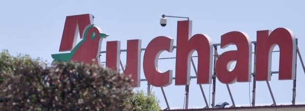 dal Mattino Mugnano. Milano, Brescia, Mestre, Roma: dovranno essere le prossime mete di alcuni lavoratori dell’ipermercato Auchan di Mugnano. Lavoratori tutti napoletani che se non accetteranno i trasferimenti in Lombardia, Veneto e Lazio saranno licenziati. Proprio così. Per loro qui non c’è più posto.E’ tutto scritto nell’avviso di sfratto inviato dall’azienda. Nel frattempo la multinazionale francese della grande distribuzione sta spedendo le lettere di trasferimento. Alcune sono già state recapitate a casa di altrettanti addetti della struttura ubicata a poca distanza dalla circumvallazione esterna. «Non è possibile – replicano intanto i lavoratori, che hanno effettuato un presidio davanti all’impianto […]