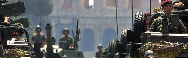 Redazione di Operai Contro, I miliziani dell’Isis sono accusati dall’occidente civilizzato (che da sempre non si risparmia nei “civili” bombardamenti) dei peggior crimini. Tagliano la testa ai loro nemici, le donne vengono prese come mogli-schiave, le mani dei ladri vengono tagliate, ecc. Il ragionamento è semplice, bisogna intervenire con le armi in Siria e Irak, non per il petrolio, ci mancherebbe, ma per fermare la barbarie dei miliziani dell’ISIS. Ora, che la minaccia dei barbari dell’Isis si allarga alla Libia, l’Italia deve mettere gli scarponi sul terreno. Non per i terminali petroliferi dell’Eni, naturalmente, ma sempre per il nobile […]