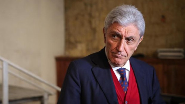 Redazione di Operai Contro, il PD di Renzi ha vinto le primarie del Pd. Come in tutte le elezioni hanno votato in pochi e gli imbrogli sono stati molti un Astensionista   Dall’Ansa Anche esponenti di centrodestra a presidio di seggi delle primarie Pd a Napoli. Nelle immagini riprese da Fanpage e girate a Scampia, ci sono Claudio Ferrara, assessore di centrodestra dell’VIII Municipalità, candidato alle politiche del 2013 con Berlusconi e ritiratosi dopo l’esclusione di Cosentino, e Giorgio Ariosto, candidato nel 2011 alla stessa Municipalità con Pid. Ariosto nel video dà a una persona anche l’euro per il […]