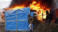 Redazione di Operai Contro, le truppe  mercenarie dei padroni francesi hanno dovuto sospendere lo sgombro della “giungla”. Gli emigranti si sono difesi utilizzando tutte le armi: pietre e fiamme. Noi operai siamo dalla parte degli emigranti. Noi operai dobbiamo mobilitarci e sostenere la guerra contro i padroni Non possiamo stare a guardare Nella guerra se stiamo a guardare è come se fossimo schierati dalla parte dei padroni Viva la resistenza dei migranti un operaio italiano   Cronaca ansa   Alta tensione nella ‘giungla’ dei migranti a Calais: le operazioni di sgombero della parte sud sono state interrotte a causa […]