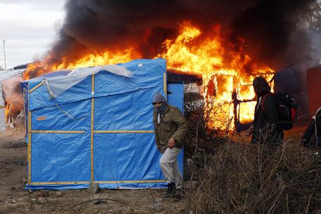 Redazione di Operai Contro, le truppe  mercenarie dei padroni francesi hanno dovuto sospendere lo sgombro della “giungla”. Gli emigranti si sono difesi utilizzando tutte le armi: pietre e fiamme. Noi operai siamo dalla parte degli emigranti. Noi operai dobbiamo mobilitarci e sostenere la guerra contro i padroni Non possiamo stare a guardare Nella guerra se stiamo a guardare è come se fossimo schierati dalla parte dei padroni Viva la resistenza dei migranti un operaio italiano   Cronaca ansa   Alta tensione nella ‘giungla’ dei migranti a Calais: le operazioni di sgombero della parte sud sono state interrotte a causa […]