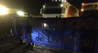 da http://clashcityworkers.org Nella notte fra venerdì e sabato c’è stato un nuovo blocco di 3 ore davanti al magazzino ortofrutticolo della Carrefour di Santa Palomba (RM) per ottenere il reintegro dei lavoratori licenziati il primo Dicembre 2015. Una vicenda squallida in cui la cooperativa in appalto per Carrefour si è resa protagonista di una vera e propria truffa ai danni di lavoratori e contribuenti. Lo scorso Giugno la cooperativa, infatti, per ottenere gli sgravi contributivi regalati dal Governo Renzi alle imprese che nel 2015 abbiano fatto nuove assunzioni con il jobs act, aveva licenziato i propri 40 dipendenti (che […]