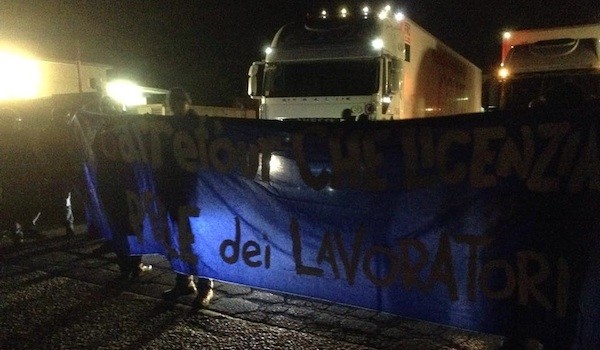 da http://clashcityworkers.org Nella notte fra venerdì e sabato c’è stato un nuovo blocco di 3 ore davanti al magazzino ortofrutticolo della Carrefour di Santa Palomba (RM) per ottenere il reintegro dei lavoratori licenziati il primo Dicembre 2015. Una vicenda squallida in cui la cooperativa in appalto per Carrefour si è resa protagonista di una vera e propria truffa ai danni di lavoratori e contribuenti. Lo scorso Giugno la cooperativa, infatti, per ottenere gli sgravi contributivi regalati dal Governo Renzi alle imprese che nel 2015 abbiano fatto nuove assunzioni con il jobs act, aveva licenziato i propri 40 dipendenti (che […]