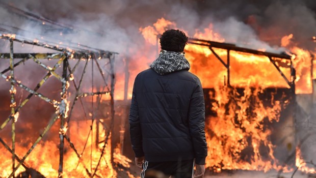 da osservatoriorepressione.info La strada che porta alla “Giungla” di Calais è una strada fangosa piena di buche e macchie di cespugli bassi che s’arrampica verso il cielo e poi ridiscende in una sorta di no man’s land. Per chi non si fosse mai addentrato su queste stradine melmose battute dal vento, dalla pioggia e dalla salsedine trasportata dalle nuvole verso l’entroterra, sembra che il mare sia prossimo ma in realtà il mare non si vede. Si vedono solo alte cancellate, fossati, barriere metalliche, camionette dell’esercito e della gendarmeria in divisa antisommossa che circondano una foresta di tende, container, camper […]
