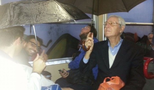 Caro Operai Contro, la politica dei trasporti di Renzi si spiega da sola in questo articoletto che ti mando del Mattino di Napoli. Saluti da Portici. La pioggia nei treni della Circumvesuviana, ormai, non è più una notizia: i passeggeri sono abituati a fare i conti con l’acqua che scorre nei vagoni ogni volta che si verificano precipitazioni. Ora però, a quanto pare, si stanno abituando anche i turisti: due cinesi, diretti a Sorrento, hanno aperto l’ombrello per ripararsi dalla pioggia che scorreva nel treno Circum, mostrando anche di non essere particolarmente infastiditi dalla circostanza ed esibendo sorrisi e […]