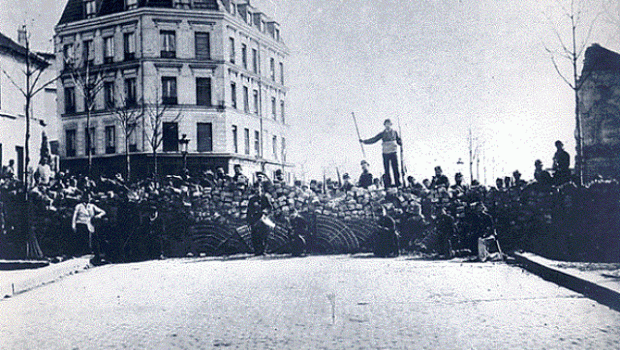 Perché il proletariato, e non solo il proletariato francese, ma di tutto il mondo, onora negli artefici della Comune di Parigi i suoi precursori? Qual è l’eredità della Comune?  La Comune nacque spontaneamente. Nessuno l’aveva preparata coscientemente e metodicamente. Una guerra disgraziata con la Germania, le sofferenze dell’assedio, la disoccupazione del proletariato, la rovina della piccola borghesia, l’indignazione delle masse contro le classi superiori e contro le autorità, che avevano dato prova di assoluta inettitudine, un fermento confuso nella classe operaia che malcontenta della propria situazione, aspirava a. un nuovo regime sociale, la composizione reazionaria dell’Assemblea nazionale, che suscitava […]