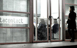 Redazione di Operai Contro, La Telecom non rinnoverà la commessa alla Datacontact di Matera che gestisce il call center per conto di TIM 119 Entro il 31 marzo circa 400 lavoratori resteranno a casa. I sindacati della tripòlice stanno zitti Probabilmente Renzi dirà che 400 lavoratori di Matera sono stati assunti a tempo indeterminato. Un lavoratore del Call Center    