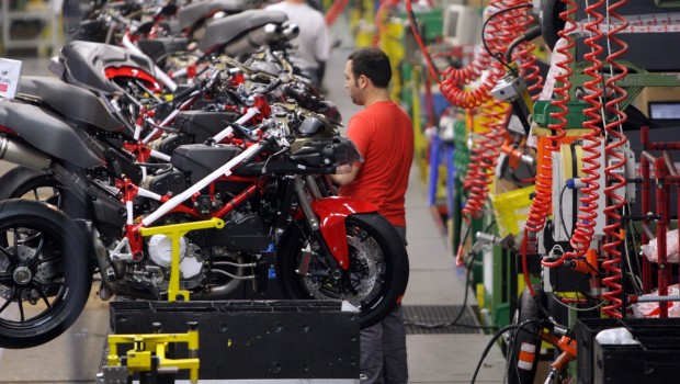 Il 22 gennaio del 2016, presso l’hotel NH di Bologna, ESSELUNGA, FILCAMS CGIL, FISASCAT CISL e UILTUCS UIL, hanno siglato una ipotesi di accordo sulla programmazione del lavoro domenicale. Le parti si dicono soddisfatte dell’accordo. Esselunga perché ha una totale programmazione domenicale e l’inclusione della domenica come “normale” giornata lavorativa, mentre da parte sindacale si sottolinea che si è obbligato l’azienda a sedersi al tavolo, a firmare un accordo e soprattutto si è lavorato ed ottenuto un accordo di solidarietà tra chi aveva la domenica obbligatoria, in quanto assunto con contratto individuale e chi non aveva la domenica obbligatoria. […]