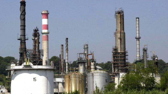 Redazione, avete ragione questo è lo stato dei padroni Un lettore Dalla Repubblica ALBERTO STATERA Presidente, è arrivato un telegramma per lei”. “Da dove viene?”. “Da un Paese di merda”. “Bene! Allora lì c’è il petrolio”. Questo siparietto – autentico – tra Enrico Mattei, primo presidente dell’Eni, e il suo collaboratore Giuseppe Ratti, risale a più di mezzo secolo fa. Ma torna di incalzante attualità geopolitica nel momento in cui il governo di Matteo Renzi sembra virare decisamente verso l’Africa, nonostante le guerre e i conflitti tribali, archiviando l’avida russofilia volta agli affari personali dell’era Berlusconi per puntare alla […]