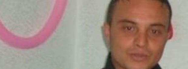 dal Mattino ERCOLANO –  La tragica fine di Errico Formisano non verrà dimenticata tanto facilmente negli ambienti del teatro. Trentasette anni, nato a Torre del Greco ma residente a Ercolano, sposato e padre di tre figli, l’operaio è morto giovedì mattina al teatro Era di Pontedera, paesino alle porte di Pisa mentre scaricava le scenografie della Medea, produzione tosco-campano per la regia di Gabriele Lavia. Un gruppo di operai in arrivo da San Giorgio a Cremano deve consegnare il set. Errico da il via in solitario alle operazioni di carico e scarico. E’ un facchino esperto, lo ha fatto decine […]