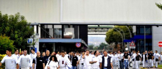 Morto d’infarto durante turno di notte: “Aveva diritto a esonero”. In Fiat scioperi e ricordi Massimo Lombardi, 54 anni, si è sentito male mentre si trovava nel reparto 16 valvole. Era la sua prima notte di lavoro. L’operaio aveva problemi di salute e aveva chiesto di essere esonerato dal terzo turno, ma era stato ugualmente messo al turno di notte. La famiglia potrebbe valutare la denuncia. La salma portata in obitorio, dove il 54enne è arrivato in condizioni critiche e praticamente in fin di vita. In fabbrica l’Unione Sindacati di base ha avviato uno sciopero a fine primo turno […]