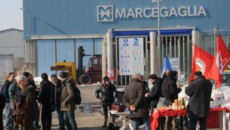 Giovedì scorso 25 febbraio è stato approvato in referendum l’ipotesi di accordo del nostro contratto integrativo alla Marcegaglia di Forlì con 207 voti favorevoli e 120 contrari. Cercherò di motivare in breve il perché, come delegato Fiom-Cgil (unico delegato contrario a questa ipotesi su otto delegati in stabilimento, 4 FIOM, 3 UILM e 1 FIM), abbia rinunciato a mettere la mia firma sull’accordo. Innanzitutto va ricordato che in questa lunga trattativa (9 mesi!) la delegazione sindacale ha ripiegato ripetutamente ad ogni “niet” aziendale, con un conseguente ed inevitabile allontanamento dalle richieste avanzate dai lavoratori in piattaforma e per giunta […]