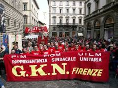 Il nostro stabilimento produce attualmente all’80% per Fca (Fiat). Quando i pezzi escono dalle nostre linee di montaggio finiscono in contenitori diretti alla Sevel, a Melfi, a Pomigliano, Mirafiori. I semiassi che produciamo partono da Gkn dove lavoriamo su 15 turni, dove sabato e domenica sono ancora giorni liberi, con straordinari volontari maggiorati anche al 100%, dove le assunzioni sono schermate sia dal Jobs Act sia dalla Fornero, dove le rappresentanze sindacali non vengono elette in base al Testo Unico sulla Rappresentanza ma in base al proporzionale puro. Escono da linee produttive di assemblaggio dove abbiamo pause ergonomiche ogni […]