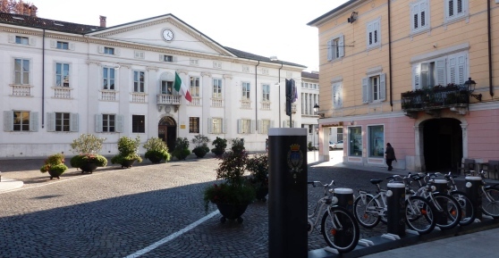 Fulvio Fantini: «La gente non ce la fa più a pagare l’affitto, negli ultimi due anni aumenti fino al 10%. Molti alloggi liberi» GORIZIA È sempre stato un problema tipicamente monfalconese. Parlavi di “sfratti” e pensavi subito alla città dei cantieri, quasi fosse un riflesso condizionato. Ma oggi anche a Gorizia, nella tranquilla Gorizia, nella città che negli anni passati si piazzava stabilmente nelle posizioni al vertice delle classifiche sulla qualità della vita, il problema dei senza-casa sta diventando un autentico problema, a riprova che la crisi morde ancora e sta colpendo duro. Senza pietà. Statistiche preoccupanti Iniziamo dai […]