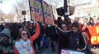   Parigi: studenti e sindacati in piazza contro la riforma del lavoro, scontri e fermi Migliaia di studenti e centinaia di rappresentanti sindacali sono scesi ancora una volta in piazza per protestare contro la riforma del lavoro proposta dal governo francese. Ci sono stati scontri con la polizia, che ha effettuato alcuni fermi. I giovani, con l’appoggio dei sindacati, contestano il tentativo di modificare la durata legale della settimana lavorativa. Questa resterebbe ufficialmente di 35 ore, che diventerebbero, però, modulabili, con la possibilità di distribuirle nel corso di più settimane. L’importante è che possa essere rispettata una media di […]