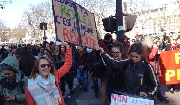   Parigi: studenti e sindacati in piazza contro la riforma del lavoro, scontri e fermi Migliaia di studenti e centinaia di rappresentanti sindacali sono scesi ancora una volta in piazza per protestare contro la riforma del lavoro proposta dal governo francese. Ci sono stati scontri con la polizia, che ha effettuato alcuni fermi. I giovani, con l’appoggio dei sindacati, contestano il tentativo di modificare la durata legale della settimana lavorativa. Questa resterebbe ufficialmente di 35 ore, che diventerebbero, però, modulabili, con la possibilità di distribuirle nel corso di più settimane. L’importante è che possa essere rispettata una media di […]