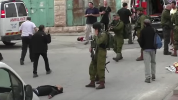 Sta circolando molto in Israele un video che mostra un soldato israeliano sparare alla testa a un attentatore palestinese ferito e immobile, sdraiato per terra. Il video è stato girato a Hebron, in Cisgiordania, la mattina di giovedì 24 marzo da un dipendente della nota ONG “B’Tselem”: è particolarmente impressionante perché l’attentatore si muoveva a malapena ed era strettamente sorvegliato da una decina di altri soldati. A un certo punto del video si vede un soldato (in secondo piano, alle spalle di quello più vicino all’uomo a terra) caricare il suo mitra e sparargli un colpo alla testa, senza che nessuno provi a fermarlo. Tutti […]