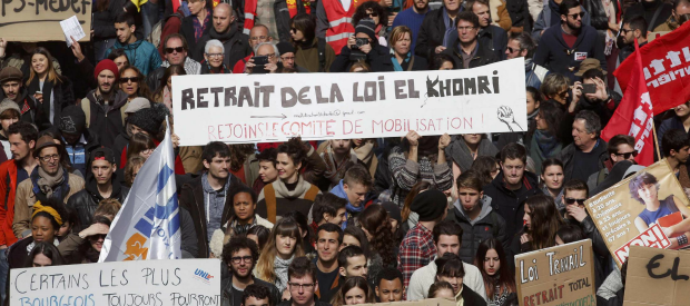 dal fatto quotidiano “El Khomri, sei sconfitta, i giovani sono scesi in strada”. La riforma del lavoro pensata e proposta dal ministro francese Myriam el Khomri, una sorta di Jobs Act d’Oltralpe, è stata accolta dai lavoratori del Paese con una manifestazione oceanica. Circa mezzo milione, secondo le stime fornite dagli organizzatori, le persone scese in piazza in tutta la Francia, di cui 100mila solo a Parigi. Inferiori le stime delle autorità. La polizia di Parigi ha riferito a Efe che nella capitale hanno sfilato tra 27mila e 29mila dimostranti, il ministero dell’Interno invece parla di 224mila manifestanti in totale. Quella di mercoledì è stata […]