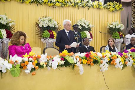 Redazione di Operai Contro. di chi è la colpa del terrorismo? il Presidente della Repubblica, Sergio Mattarella, in Camerun afferma : ” Le responsabilità della Comunità internazionale o di numerosi paesi, anche europei, di non aver saputo affrontare le ragioni delle crisi, se non addirittura nell’aver concorso a creare in passato condizioni di instabilità, sono ampie”. “La tentazione di alzare muri, erigere barriere di filo spinato, rifugiarsi in un illusorio isolamento, presente in parte della stessa opinione europea, oltre che moralmente inaccettabile, è del tutto inefficace. Mattarella è l’ora  di eliminare i padroni. La miseria e la guerra è […]