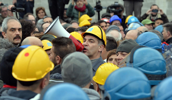  Scritto da Ciccio De Sellero DAL  portale http://www.fiom-cgil.it Quanti sono i dipendenti nell’industria metalmeccanica in Italia? Più di 1,8 milioni (dati Istat) se contiamo anche il lavoro interamente sommerso (che avrebbe un’incidenza relativamente bassa in questi comparti) e quel po’ di occupazione metalmeccanica attiva in imprese che ufficialmente non sono metalmeccaniche: al netto di queste due componenti, gli occupati delle imprese metalmeccaniche sono 1,7 milioni. Alla vigilia della crisi superavano i due milioni: in un quinquennio le imprese metalmeccaniche hanno dunque bruciato circa 300 mila posti di lavoro. Un terzo di questa perdita è concentrata nei settori della fabbricazione […]