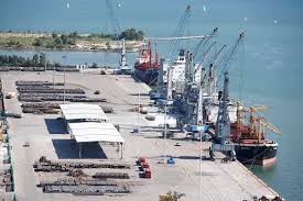 Caro Operai Contro, i portuali sono decisi e non la mandano a dire. O rientra il piano dei nove licenziamenti, altrimenti “il porto verrà messo a ferro e fuoco”. Saluti da un lettore.   L’articolo del Piccolo di Trieste MONFALCONE «Una convocazione della giunta regionale, ma anche un incontro con la Compagnia portuale. Chi è responsabile di questa situazione in porto deve porre rimedio quanto prima». Altrimenti ci sarà scontro sociale e il porto verrà messo a ferro e fuoco manifestazioni e scioperi. L’annuncio della Compagnia portuale che dal primo maggio metterà in mobilità nove dipendenti per le difficoltà […]