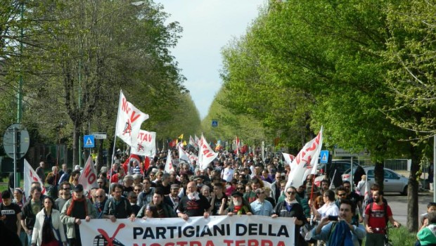 da http://notavterzovalico.info Terzo Valico, amianto e tribunali fermano i cantieri. In arrivo la Primavera dei No Tav 08 marzo 2016 Genova RASSEGNA STAMPA Val Polcevera Val Verde da genova.erasuperba.it Una nuova normativa sull’amianto, un cantiere che formalmente potrebbe essere sgomberato e una querela per diffamazione a carico del vicesindaco di Genova: tre incognite che miscelate potrebbero incidere non poco sui destini operativi e politici del Terzo Valico dei Giovi La notizia potenzialmente più impattante arriva direttamente da Roma: lo scorso 15 gennaio è stato licenziato il testo del decreto della presidenza del Consiglio dei ministri sulla disciplina del trattamento […]
