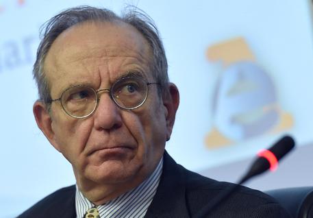 Redazione di operai Contro, l’imbroglione Padoan ha detto: ”Il taglio delle tasse è uno dei segni distintivi della strategia economica del governo che continuerà, ma come ho sempre detto dall’inizio, devono essere credibili e sostenibili, altrimenti non danno il segnale che si abbattono definitivamente”. Padoan promette ai padroni qaltri tagli alle tasse che dovrebbero pagare Gli operai hanno poco da stare allegri. Padoan si prepara ad incularli ancora Un lettore