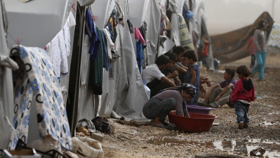 Caro Operai Contro, la Turchia pone le condizioni all’Europa, che la vuole usare come grande contenitori di migranti. Altrimenti fa capire Ankara, 2 milioni di rifugiati siriani in Turchia potrebbero arrivare sulle coste europee. Saluti Oxervator. L’articolo di Avvenire. La Turchia alza la posta e al vertice con i leader europei sulla crisi dei migranti arriva con una proposta last minute, con cui chiede altri 3 miliardi (oltre ai 3 già previsti), offrendo però anche di più. Dopo una anticipazione del Financial Times, lo ha confermato il presidente dell’Europarlamento Martin Schultz, che parla di ulteriori 3 miliardi richiesti da […]