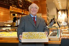 PER IL DIBATTITO. Molto spesso,su questo telematico, si è discusso sulle cause della mancanza di una coscienza di classe tra gli operai e gli altri lavoratori. Come mai, nonostante ci sia stata una crisi devastante, non vi è stata una mobilizzazione generalizzata, come spesso è avvenuto in passato? Ebbene se si analizzano in dettaglio i messaggi che passano sui mezzi di comunicazione di massa, si comprende l’opera di mistificazione e deformazione della realtà operata dai “ professionisti della comunicazione”, al soldo della borghesia. Il potere si regge sul controllo delle coscienze, attraverso la manipolazione della realtà. La pubblicità, in […]