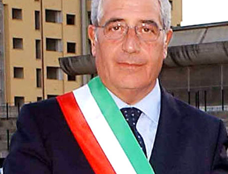 Redazione di Operai  contro, i politici sono collusi con i padroni e i delinquenti Renzi in ogni caso è tranquillo saranno prosciolti Un lettore dalla Repubblica RENDE (Cosenza) – Un sistema collaudato, che per oltre dieci anni è riuscito a condizionare il libero esercizio del voto, alimentando carriera e successi di politici collusi con i clan. È questo il quadro che emerge dall’operazione della Dda di Catanzaro che questa mattina all’alba ha fatto scattare l’arresto per dieci persone – fra cui  l’ex sottosegretario al Lavoro Sandro Principe, ex sindaco di Rende – uomo forte del Partito democratico nel cosentino […]