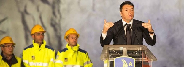 Caro Operai Contro, ieri i telegiornali hanno mostrato Renzi in un’altra “battaglia del grano” in stile mussoliniano. Per Renzi ogni occasione è buona per farsi propaganda e tagliare nastri, non a caso ha ricordato che le elezioni si avvicinano. Nell’occasione Renzi ha ribadito che “La Salerno-Reggio sarà pronta il 22 dicembre”. Il preteso efficientismo di Renzi è in realtà una colossale presa per il culo, che mette in secondo piano i tagli sul progetto: non ci sarà la terza corsia; niente tratti fuori sede quali aiuole per fermarsi ecc; sugli ultimi 58 Km verrà solo fatto una manutenzione e […]