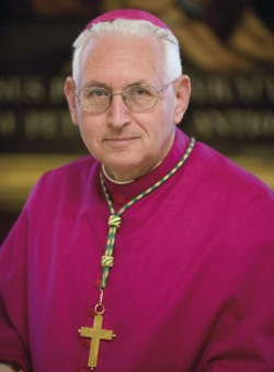 Caro Operai Contro, ogni mese durante la messa il prete legge i nomi dei morti di cancro del triangolo industriale della morte con al centro Augusta, tra Priolo e Melilli, dove tra centrali elettriche e impianti di raffinazione si contano 18 stabilimenti, si muore, infatti, soprattutto per un motivo: carcinoma ai polmoni, ai reni, al colon. Il vescovo vuole cacciare il prete che ogni mese in chiesa, saluta i morti avvelenati per il profitto dei padroni. Questo l’articolo del Giornale di Sicilia. Saluti da Lentini.   Augusta. La Curia chiede dimissioni del prete che legge in chiesa i nomi […]