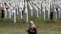 L’11 luglio è ricorso il ventennale della strage di Srebrenica, uno dei terribili atti finali della guerra in Bosnia Herzegovina. Nel giro di pochissimi giorni, nell’estate del 1995, più di ottomila bosniaci mussulmani, soprattutto maschi, vennero uccisi dai loro connazionali di etnia serba e di fede ortodossa.  I mussulmani erano sotto la protezione dei caschi blu dell’ONU. Molti dei loro corpi non sono ancora stati trovati ma le loro donne – madri, mogli, figlie, sorelle – non hanno mai smesso di cercarli. Alcune di loro raccontano le proprie storie ripercorrendo quei drammatici giorni. Ma è forse il presente a […]