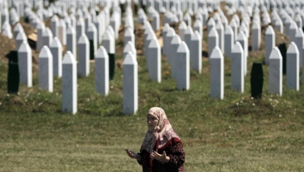 Redazione di operai Contro, dopo 22 anni la Corte d’Appello dell’Aja ha stabilito che il governo olandese è parzialmente responsabile della morte nel 1995 di circa 300  uccisi a Srebrenica. Nel massacro di Sebrenica,vennero uccisi 8 mila mussulmani. Un massacro uguale a quello degli ebrei nella seconda guerra mondiale. La Bosnia non è in Oriente, ma in europa Tutti padroni e politici occidentali applaudirono la strage dei mussulmani della borghesia Serba. i soldati olandesi, al servizio dell’ONU,  costrinsero i rifugiati che cercavano riparo nel loro compound a lasciare la base, consegnandoli di fatto ai carnefici, “privandoli della possibilità di […]