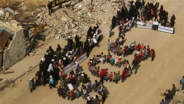 Redazione di Operai Contro, la favoletta della tregua era solo un favoletta dei padroni Russi e USA. I bombardamenti continuano e le stragi di civili anche Un lettore Dalla Stampa giordano stabile inviato a beirut Decine di civili, donne e bambini, hanno formato un Sos umano nella cittadina assediata di Darayya, a Sud di Damasco, che ancora non è stata raggiunta dagli aiuti umanitari nonostante la tregua. Darayya è assediata dalle truppe governative da tre anni ed è una delle città che dovrebbero essere raggiunte dai camion con cibo e medicine delle Nazioni Unite In un cartello si leggeva: […]