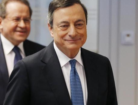 L’ultimo bluff di Mario Draghi ha suscitato una certa euforia che, in realtà, cela una situazione tutt’altro che allegra. In allegato due articoli che illustrano che cosa si profila all’orizzonte. Nel primo articolo leggiamo che:  «la banca per i regolamenti internazionali, BRI (BIS, Bank for International settlements), è preoccupata che recenti fattori di disturbo nei mercati azionari potrebbero rappresentare il segno che un’altra crisi finanziaria sia attualmente in fermentazione. In un sobrio rapporto intitolato “Una strana calma è il segno d’avvio di una turbolenza ” la BRI dichiara ben poco allegramente che: “Quello a cui stiamo assistendo potrebbe non […]