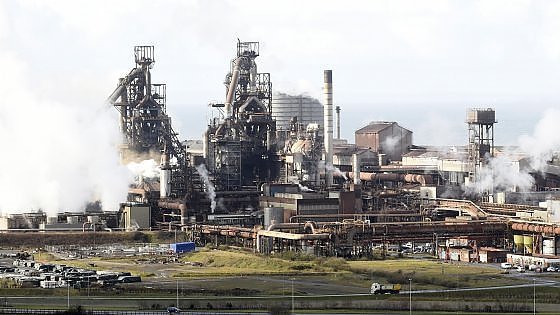 Redazione di Operai Contro, i leccaculo al servizio dei padroni, continuano a parlare di fine della crisi. Balle. La Tata Steel, gigante industriale indiano, si prepara a vendere o a chiudere le sue acciaierie in Gran Bretagna, le più grandi esistenti nel Regno Unito. 9 mila operai corrono il rischio del licenziamento Un operaio dell’ILVA   LONDRA – L’ex-colonia mette nei guai l’ex-colonizzatore. I ruoli storici si sono capovolti, con l’annuncio che la Tata Steel, gigante industriale indiano, si prepara a vendere o a chiudere le sue acciaierie in Gran Bretagna, le più grandi esistenti nel Regno Unito. Almeno […]