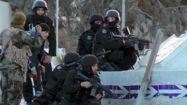 Redazione di Operai Contro, ieri a Ben Guerdane, al confine libico-tunisino, c’è stata una violenta battaglia tra giovani ribelli tunisini e truppe del dittatore tunisino I sogni dei padroni italiani, di servirsi tranquillamente dei mercenari Tunisini , per difendere gli interessi dell’ENI in Tripolitania appaiono sempre più difficili. La Tunisia viene celebrata dai padroni europei come il paese in cui la primavera dei giovani arabi ha vinto. Ha vinto in Tunisia un dittatore filo occidentale. Gli operai vivono lo sfruttamento più feroce. I giovani continuano a essere disoccupati. In Tunisia impera la miseria e la violenza del dittatore al […]