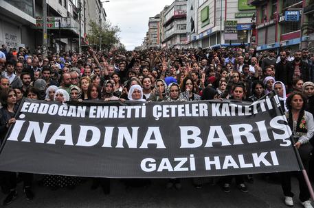 Redazione di Operai Contro, in turchia è scoppiata nuovamente la guerra civile. Non sono servite a niente le promesse di alcuni gruppi armati curdi di fare i mercenari per gli USA contro l’ISIS. Il dittatore Erdogan ha continuato a massacrare i curdi e i ribelli Siriani Se qualche padrone occidentale sperava di passare indenne per la guerra civile si sbagliava. Riporto una notizia ansa Un lettore L’ambasciata tedesca ad Ankara e il consolato tedesco a Istanbul sono rimasti chiusi oggi per una possibile minaccia di sicurezza. Lo conferma il ministero degli Esteri di Berlino, aggiungendo che per gli stessi […]