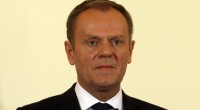 Redazione di Operai Contro, il presidente del Consiglio Europeo Donald Tsk oltre che essere uno sporco reazionario è anche un grande imbecille. Donald Tusk ha lanciaato un appello ai migranti: ” non venite in Europa. Non date retta ai contrabbandieri. Nessun paese europeo sarà un paese di transito” Per questo campione dei padroni gli emigranti vengono in europa perchè ascoltano i contrabbandieri . In realtà è il capitalismo che ha creato la necessità di emigrare distruggendo qualsiasi economia di sopravvivenza un operaio Senegalese