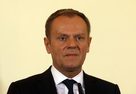 Redazione di Operai Contro, il presidente del Consiglio Europeo Donald Tsk oltre che essere uno sporco reazionario è anche un grande imbecille. Donald Tusk ha lanciaato un appello ai migranti: ” non venite in Europa. Non date retta ai contrabbandieri. Nessun paese europeo sarà un paese di transito” Per questo campione dei padroni gli emigranti vengono in europa perchè ascoltano i contrabbandieri . In realtà è il capitalismo che ha creato la necessità di emigrare distruggendo qualsiasi economia di sopravvivenza un operaio Senegalese