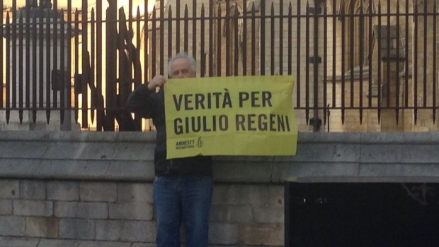 Ricevo e volentieri diffondo, osservando che le orrende modalità dell’assassinio sono un atto di terrorismo statale per dissuadere chi vuol ficcare il naso nelle porcherie degli Stati. E tutti gli Stati sono responsabili e complici di questo e di altri orrendi assassini. d. e.                                                                            RESURREXIT            A trucidare per la seconda volta Giulio e ad abbandonarlo nel fossato della menzogna non è solo un satrapo in cerca di una volgare ed ignobile versione dei fatti, bensì la nostra cattiva coscienza, il nostro momentaneo dolore, il nostro immobilismo. Siamo tutti consapevoli che a muovere le mani degli aguzzini sono stati gli […]