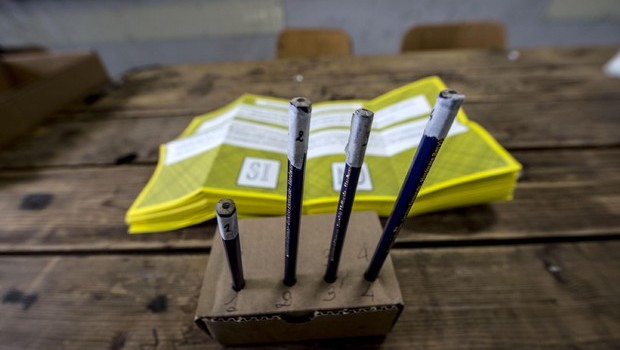 Redazione di Operai Contro Il referendum sulle trivelle non raggiunge il quorum: i votanti si fermano attorno al 32% con i SI che sfiorano l’80% e i NO al 20%. Esulta Matteo Renzi che giudica il risultato una vittoria contro quei “pochissimi consiglieri regionali e qualche presidente di Regione” che volevano farne solo “una conta” politica. Hanno votato 14 milioni e l’80% era per il si I dissidenti del PD continueranno a reggere lo strascisco al gangster Un lettore  